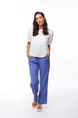 Blusa blanca de poliéster con mangas cortas abullonadas y textura acanalada.