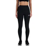 Calza deportiva negra de New Balance, modelo Athletic Sleek 27 Inch, confeccionada con tejido NB Sleek que se adapta a la forma del cuerpo. Cuenta con tecnología NB DRY de secado rápido, puño plegable reflectante, cordón interno y bolsillo en la cintura.