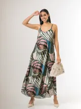 Vestido largo de satén italiano con estampado geométrico multicolor, tirantes finos y corte amplio de caída fluida.