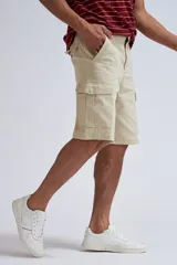 Bermuda cargo color beige claro, con bolsillos laterales tipo cargo con solapa y cierre frontal.