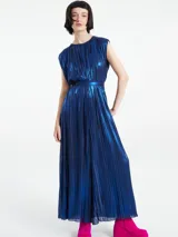 Mono largo plisado color azul eléctrico, sin mangas, de calce suelto y con botón en la parte trasera del cuello.