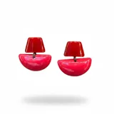Aros colgantes de resina de alta calidad, compuestos por una pieza superior trapezoidal en color rojo y una pieza inferior semicircular en color fucsia, unidas por un cordón.
