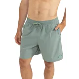 Bermuda de hombre color verde con cintura elástica y cordón ajustable.