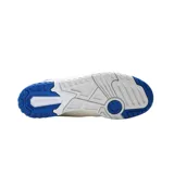 Championes urbanos New Balance modelo 550, color blanco con detalles en azul y negro.