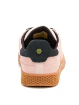 Championes Cat modelo Pause Retro, de diseño clásico y versátil. Presentan una capellada de gamuza en tono rosado con detalles en marrón, cordones al tono y suela de goma con textura de panal y logo grabado.