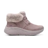 Bota casual Skechers Max Cushioning Elite 2.0 Snow Daze color marrón claro, con cordones, cuello y forro de piel sintética, amortiguación Ultra Go, plantilla Skechers Air-Cooled Goga Mat y suela con tracción antideslizante.
