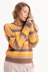 Buzo tejido de calce relajado con diseño de rayas horizontales en tonos naranja, amarillo y marrón. Presenta cuello redondo, mangas largas y terminaciones acanaladas en puños y cintura.