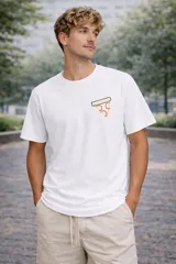 Remera blanca de algodón premium con cuello redondo y manga corta. Presenta un pequeño bordado o estampado en el pecho izquierdo con el diseño de una porción de pizza delineada en negro, con detalles internos en amarillo y naranja.