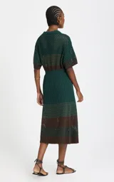 Pollera midi de punto con diseño calado, en combinación de colores verde y marrón, de corte recto y tiro alto.