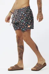 Short de baño con estampado tropical de hojas y loros, con cordón ajustable en la cintura.