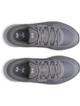 Championes de trail running Under Armour Charged Bandit TR 3, color gris con detalles en lila en la suela. Presentan una parte superior de malla técnica transpirable con refuerzos estratégicos, entresuela Charged Cushioning para mayor amortiguación y suela con tacos para tracción en terrenos irregulares.