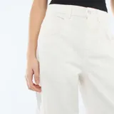Pantalón de jean con corte globo, tiro alto y diseño de pierna ancha. Presenta cierre frontal con botón y bolsillos laterales.