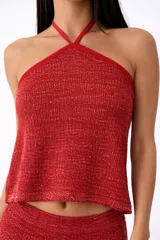 Top rojo de punto con lurex, escote halter y tiras cruzadas en el cuello.
