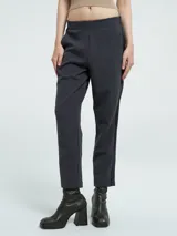 Pantalón de vestir negro con corte recto, pretina elástica y botón en la parte delantera.