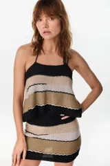 Falda corta de punto con diseño de rayas horizontales en tonos negro, tostado, gris y blanco.