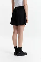 Short color crema de lino y algodón con cintura elastizada.