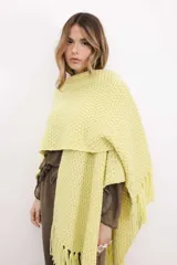 Ruana tejida en lana merino color ladrillo, con textura de punto grueso.