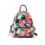 Mochila pequeña de símil cuero color negro con estampado de flores rosas, rojas y blancas. Tiene un bolsillo frontal con cierre, un compartimento principal con cierre, dos bolsillos internos abiertos y uno con cierre. Las correas son regulables y tiene un asa fija.