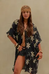 Kimono negro de manga corta y diseño abierto, con bordados florales en color beige en toda la prenda.