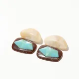 Aros colgantes con forma geométrica, con pieza superior color crema y pieza inferior color marrón con incrustación turquesa.