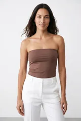 Top strapless de corte ajustado y diseño liso, color marrón.
