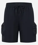 Bermuda cargo negra de tejido tecnológico (poliamida), con corte holgado, bolsillos laterales funcionales y cintura elástica con cordón ajustable.