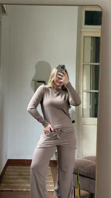 Polera de cuello alto y manga larga confeccionada en tejido de punto acanalado suave, con ajuste al cuerpo.