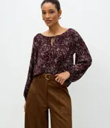 Blusa Marfinno de manga larga con escote canoa y lazo delantero, confeccionada en chalis de viscosa con estampa fullprint de follaje.