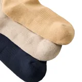 Pack de tres pares de medias de caña media Rip Curl, con diseño acanalado y logotipos estampados. Incluye un par azul marino con rayas blancas, un par beige claro y un par color arena.