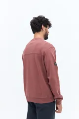 Buzo de algodón color negro lavado, con cuello redondo y estampado frontal en blanco con texto que incluye "BROOKSFIELD COVENT GARDEN LON UK". Presenta un pequeño parche negro en la manga izquierda.