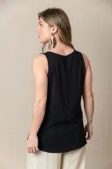 Musculosa negra de lino en el frente y algodón en la espalda, con escote redondo y detalle de texto plateado bordado en el frente.