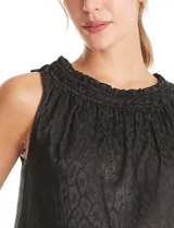 Blusa sin mangas de satén labrado color beige, con cuello a la base fruncido en punto smock.