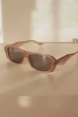 Lentes de sol con marco geométrico color carey y lentes grises con protección UV400.