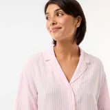 Conjunto de pijama de dos piezas en color rosado y blanco con diseño de rayas verticales, compuesto por una camisa de manga corta con solapas y botones frontales, y un pantalón corto a juego.