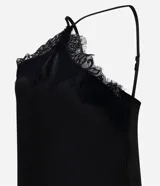 Vestido negro de satén con escote halter y tirantes finos ajustables. Presenta un bajo asimétrico con acabado de encaje.