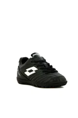 Championes de fútbol 5 Lotto modelo Stadio TF, color negro con el logo de la marca en blanco en el lateral, diseñados para superficies de césped sintético.