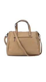 Cartera de mano y hombro color beige, de material símil cuero, con forma estructurada y redondeada. Posee dos asas cortas superiores y una correa larga ajustable y desmontable. Cuenta con un bolsillo exterior con cierre en la parte frontal.