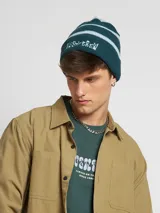 Gorro de lana verde oscuro con rayas horizontales celestes y logo bordado en el frente.