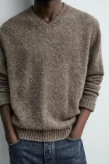 Jersey de punto con corte relajado, confeccionado en una mezcla de fibras de alpaca y yak. Presenta cuello en pico, manga larga y acabados en rib en puños y bajo.