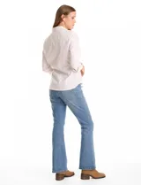 Camisa de corte entallado con estampado de rayas verticales en tonos beige y blanco, cuello clásico, cierre frontal con botones y mangas largas con puños doblados.