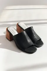 Sueco negro de cuero con taco de madera.