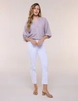 Pantalón color beige de corte entallado y largo cropped, confeccionado en tejido de punto con elasticidad técnica. Cuenta con pretina ancha y plana, bolsillos simulados al frente y bolsillos tipo ojal en la parte posterior.