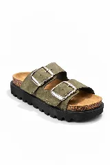 Sandalias de mujer color verde militar, con dos tiras anchas ajustables mediante hebillas plateadas. Tienen una plantilla de corcho y una suela gruesa de goma negra con relieve.