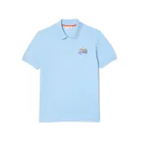 Polo celeste de piqué de algodón con cuello clásico, tapeta de dos botones y estampado de parches con motivos de viaje en el pecho.