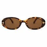 Lentes de sol con armazón ovalado de carey y micas marrones, con detalle metálico dorado en las esquinas y patillas.