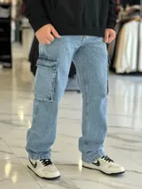 Pantalón de jean cargo color azul, con bolsillos laterales con solapa en los muslos, corte recto y holgado.