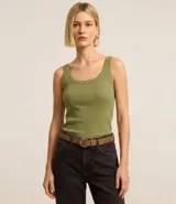 Blusa musculosa verde oliva de ribana, con escote en U.