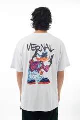 Remera blanca de algodón con estampa en la espalda de un pato de caricatura vestido con ropa urbana y la palabra "Vernal" en la parte superior.