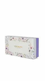 Billetera larga de diseño rectangular con cierre perimetral y solapa frontal con broche a presión. Cuenta con múltiples compartimentos internos para tarjetas, billetes y un monedero con cierre.