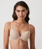 Soutien básico color piel, modelo super push up, con relleno que aproxima y aumenta los senos hasta dos tallas. Breteles regulables y confeccionado en microfibra.